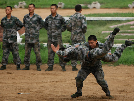 חיילים בצבא הסיני באימון (צילום: Feng Li, GettyImages IL)