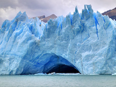 קרחון מתנפץ (צילום: Martin St-Amant)