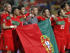 רונאלדו ושחקני פורטוגל חוגגים ניצחון ענק (רויטרס) (צילום: מערכת ONE)