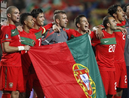 רונאלדו ושחקני פורטוגל חוגגים ניצחון ענק (רויטרס) (צילום: מערכת ONE)