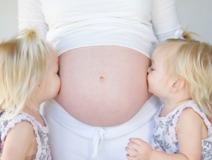 אמא בהריון עם שתי תאומות קטנות (צילום: sonyae, Istock)