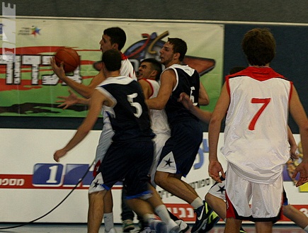 שחקני ירושלים והרצליה נאבקים על הכדור (הילה אביגל) (צילום: מערכת ONE)