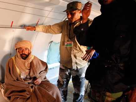 סייף אל איסלאם, על המטוס אחרי מעצרו (צילום: רויטרס)