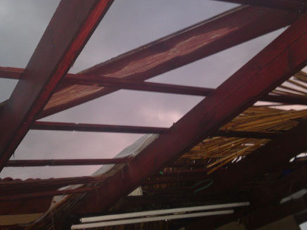 גג עף ברוח באתר הקראוילות בניצן (צילום: חדשות 2)