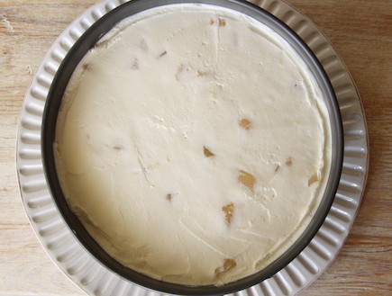 עוגת אגסים, מסקרפונה ואגוזי לוז שמים את המלית (צילום: חן שוקרון, mako אוכל)