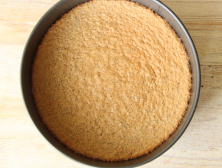 עוגת אגסים, מסקרפונה ואגוזי לוז לפני ואחרי האפייה (צילום: חן שוקרון, mako אוכל)