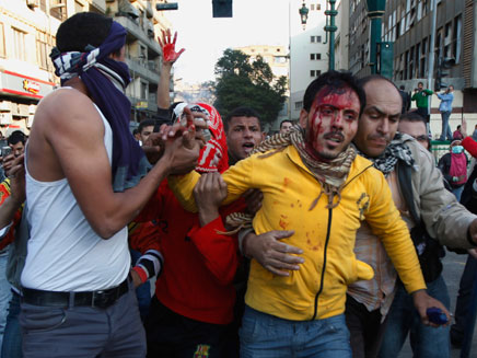 המהומות האלימות בקהיר, אמש (צילום: AP)