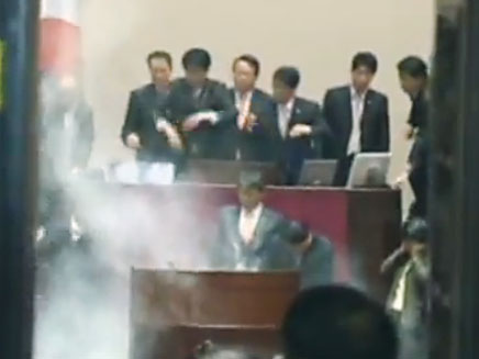 חבר הפרלמנט משליך רימון גז מדמיע (צילום: יוטיוב)