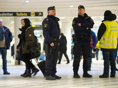 שוטרים בתחנת רכבת בשוודיה. ארכיון (צילום: רויטרס)