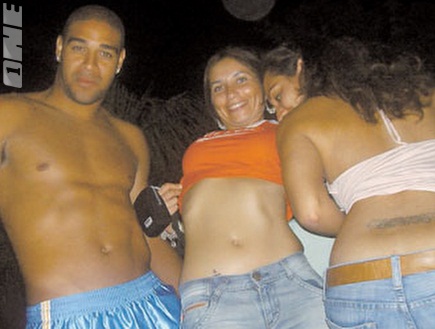 אדריאנו באחת ממסיבות החוף שהוא כל-כך אוהב בברזיל. יש לו הרבה זמן ל (צילום: מערכת ONE)