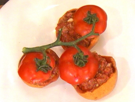 עגבניות עטופות עם מטבוחה ואנשובי - אליהב שאשון (תמונת AVI: mako)