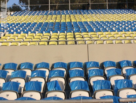בלומפילד החדש והכסאות הצהובים-כחולים. חוויה לצופה (צילום: מערכת ONE)