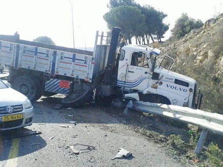 זירת התאונה בכביש 60, היום (צילום: חדשות 24)