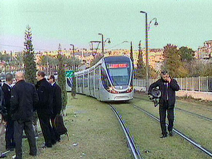 הולך רגל נדרס ע"י הרכבת הקלה בירושלים (צילום: חדשות 2)