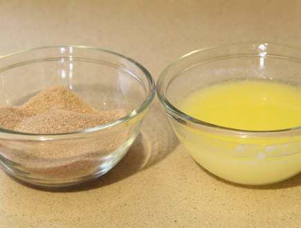 מיני סופגניות חמאה וקינמון בקערה (צילום: חן שוקרון, mako אוכל)