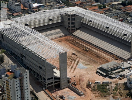 עבודות מתקדמות באצטדיון אינדפנדיינסה (רויטרס) (צילום: מערכת ONE)