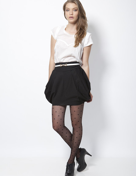 חצאית מיני בלון שחורה, חולצה לבנה איכותית ונעלי עק (צילום: תום מרשק)