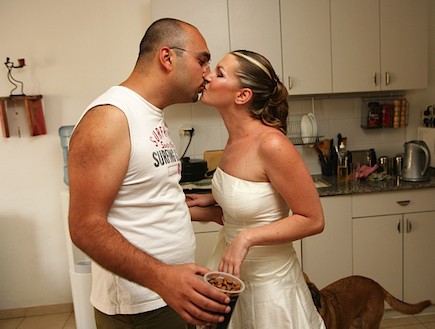 חתונות ביתיות - נשיקה בסלון (צילום: אורי שדה)