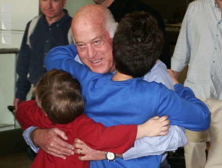 דרור קשטן מתחבק עם הנכדים (דרור רוזנפלד) (צילום: מערכת ONE)