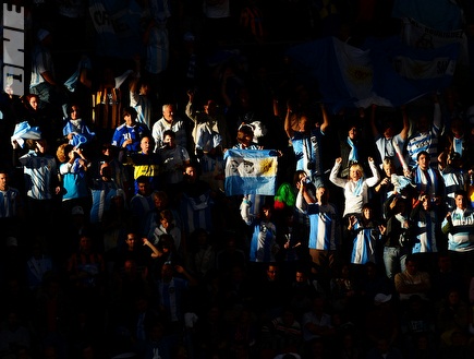 האוהדים של ארגנטינה יוצאים מחושך לאור (רויטרס) (צילום: מערכת ONE)