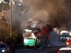 האוטובוס שנשרף ליד מחלף שורש, הבוקר (צילום: שמואל כהן, גולש חדשות 2, המייל האדום)