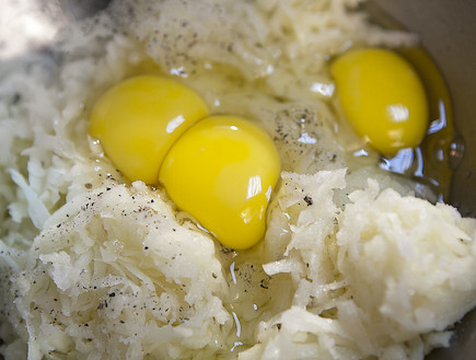 מוסיפים ביצים לבלילה (צילום: אנטולי מיכאלו, mako אוכל)