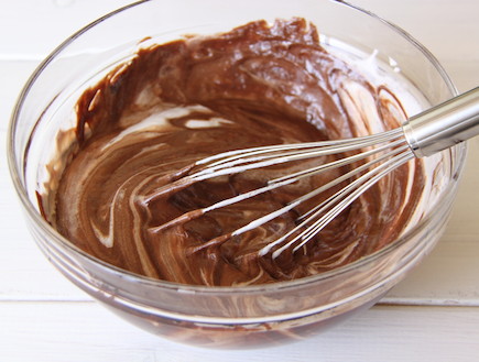 עוגת שוקולד ללא קמח עם קרם קפה 4 (צילום: חן שוקרון, mako אוכל)