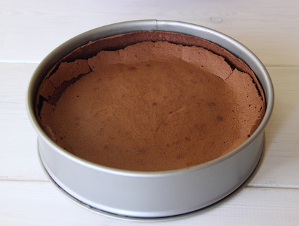 עוגת שוקולד ללא קמח עם קרם קפה 6 (צילום: חן שוקרון, mako אוכל)
