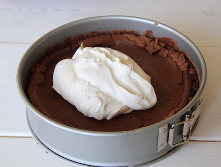 עוגת שוקולד ללא קמח עם קרם קפה 7 (צילום: חן שוקרון, mako אוכל)