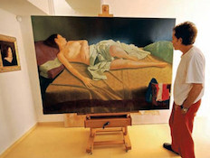 אורי גיל עם אחד מציוריו (צילום: יותם יעקובסון, גלובס)