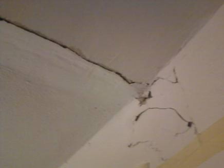 נזק שנגרם לבית בקריית שמונה, הערב (צילום: גיא ורון)
