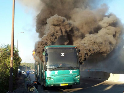 האוטובוס הבוער, השבוע בכביש 1 (צילום: אלי גולד, חדשות 24)