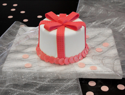 עוגת יומולדת - רמת קושי גבוהה, שלב חמישי (צילום: אסתי רותם, mako אוכל)