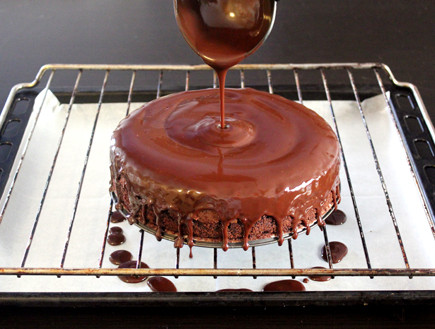 עוגה כושית עם סוכריות - שלב ראשון (צילום: אסתי רותם, mako אוכל)
