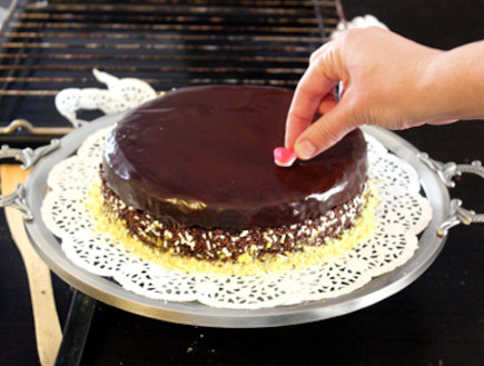 עוגה כושית עם סוכריות - שלב שני (צילום: אסתי רותם, mako אוכל)