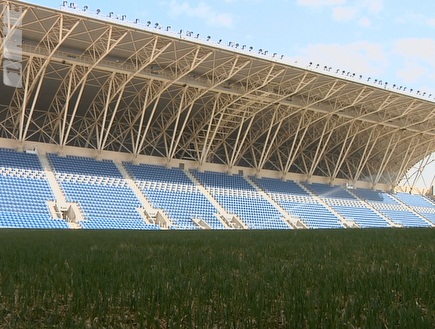 יציע האצטדיון מחכים לכ-2,000 צופים בלבד (צילום: מערכת ONE)
