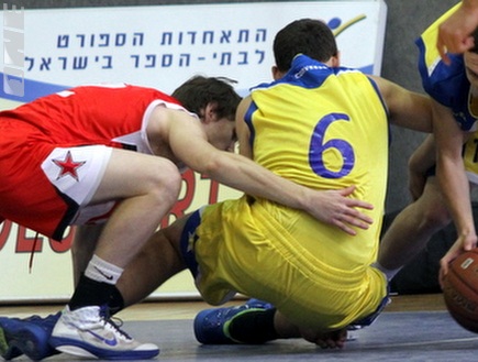 יניב סולומון נאבק על הכדור (איתי ישראל) (צילום: מערכת ONE)