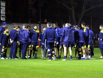 שחקני מכבי מתאספים לפני האימון (יניב גונן) (צילום: מערכת ONE)