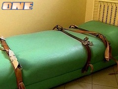 המיטה שמצפה לשיכורים ביורו (מתוך ´המירור´) (צילום: מערכת ONE)