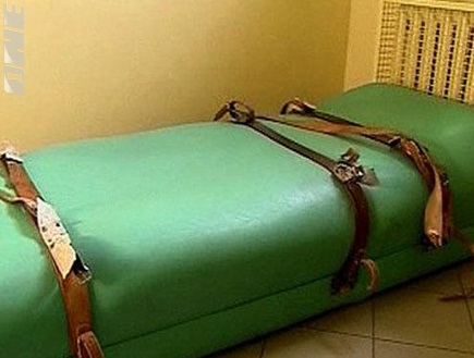 המיטה שמצפה לשיכורים ביורו (מתוך ´המירור´) (צילום: מערכת ONE)