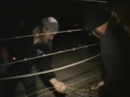 פעילי הימין חותכים את הגדר, הערב (צילום: חדשות 2)
