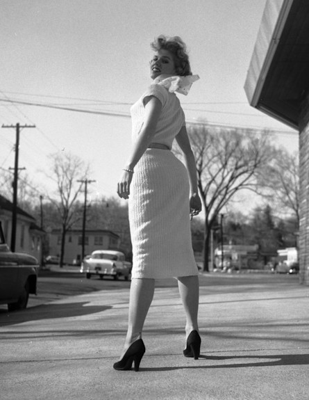 מרילין מונרו בחצאית עפרון ונעלי עקב (צילום: Vincent, GettyImages IL)