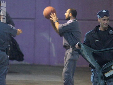 שוטרים משחקים כדורסל בווינטר. כל עוד הם מחוסרי עבודה זה טוב (משה ח (צילום: מערכת ONE)