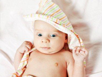 תינוק עם מגבת על ראשו (צילום: DeltaOFF, Istock)