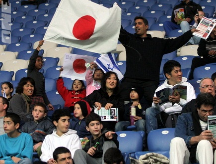 מספר יפנים הגיעו לאצטדיון המושבה (איתי ישראל) (צילום: מערכת ONE)
