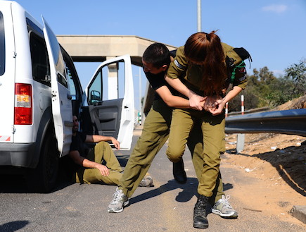 מדריך קרב מגע (צילום: מור גל, במחנה)