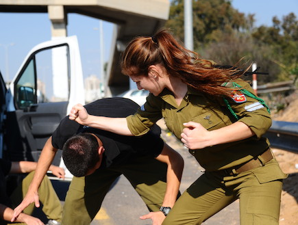 מדריך קרב מגע (צילום: מור גל, במחנה)