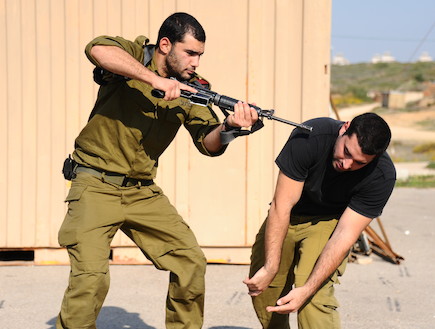 מדריך קרב מגע (צילום: מור גל, במחנה)