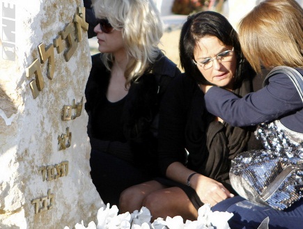 דורית כהן ליד קברו של אבי כהן ז