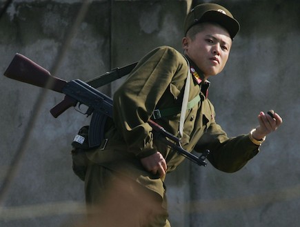 צפון קוריאה חייל זורק אבן (צילום: Cancan Chu, GettyImages IL)